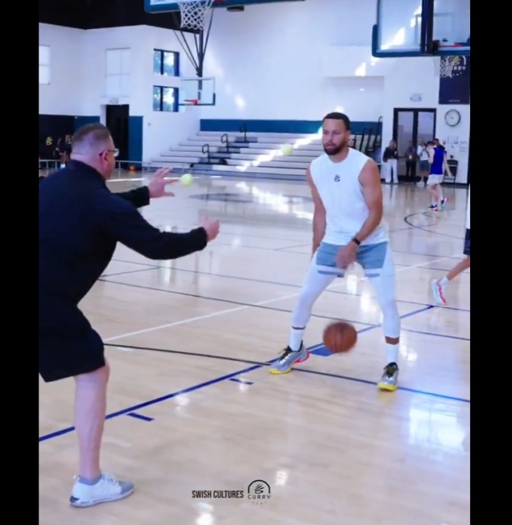 一起看库里花式高级训练！这对专注力的要求简直逆天