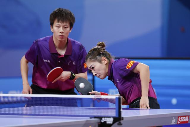 1729045975987016242.jpg (体育)(13)乒乓球——全国锦标赛:林高远_刘诗雯夺得混双冠军XxjpseC007367_20241015_PEPFN0A001.jpg