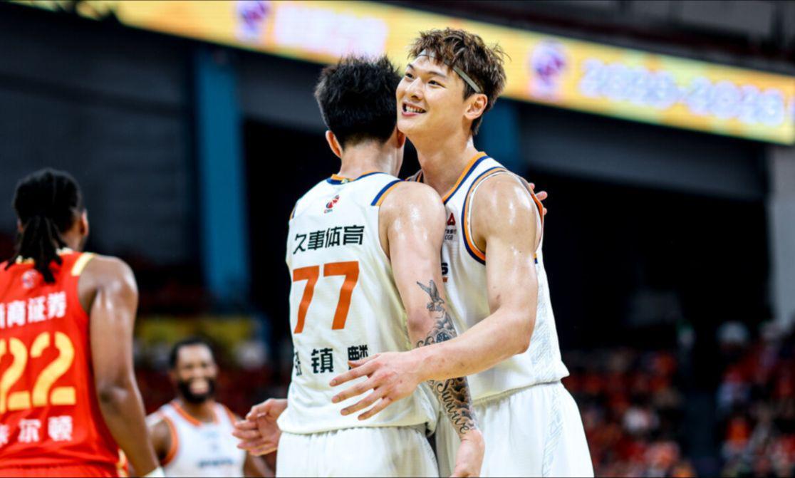 v体育-上海两大外缺阵，却把广厦两大外的工作打没了！媒体人：不能留了